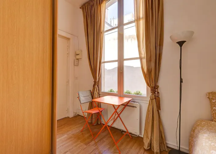 Small Luxurious In The Heart Of Saint Germain * Parijs