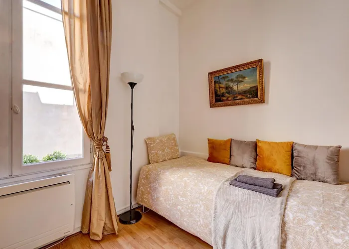 Small Luxurious In The Heart Of Saint Germain * Parijs